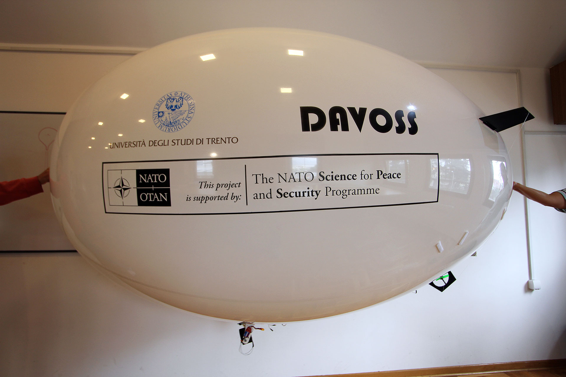 2m-rc-blimp-for-davoss-switzerland